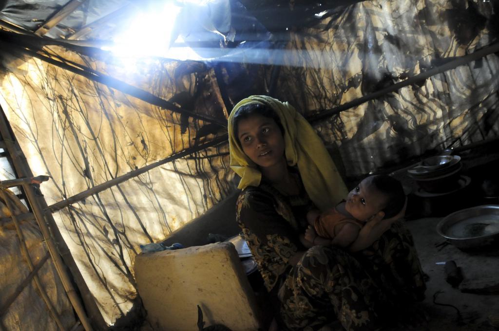 Una madre acuna a su beb recin nacido en un campamento rohingya de Bangladesh.