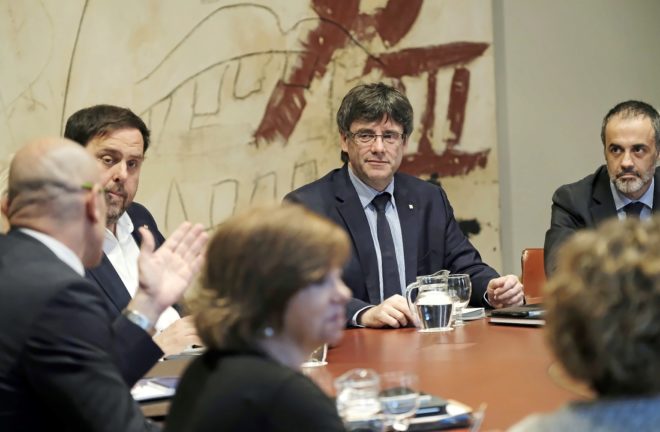 Carles Puigdemont, ayer, presidiendo la reunin del Gobierno junto a...