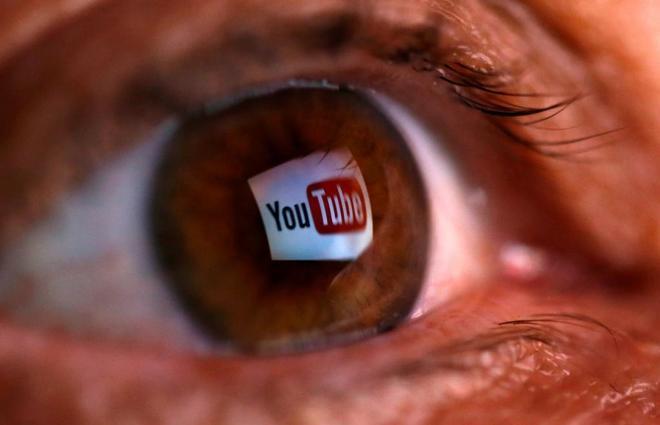 El logotipo de YouTube, reflejado en un ojo.
