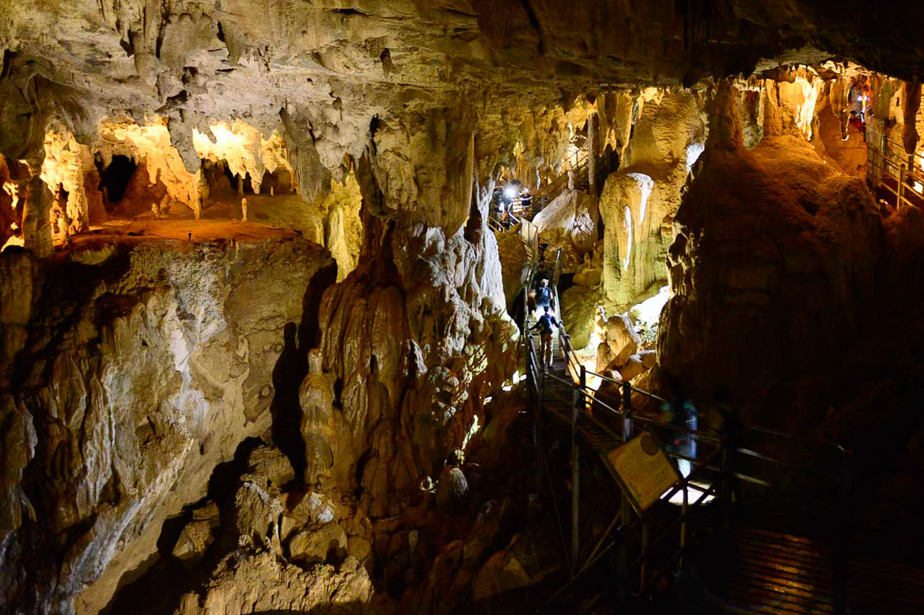 El interior de las grutas tienen una amplia red de escaleras y...