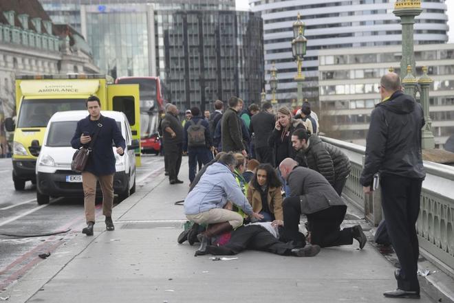 Gente herida es atendida tras el incidente en el Palacio de Westminster.