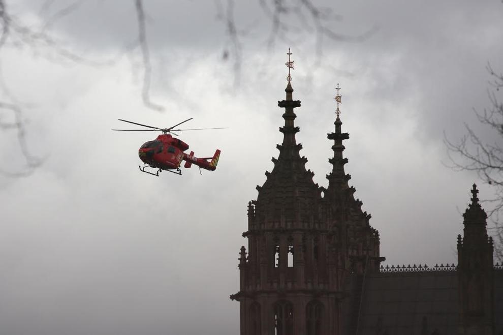 Un helicptero medicalizado sobrevuela el Parlamento de Londres.