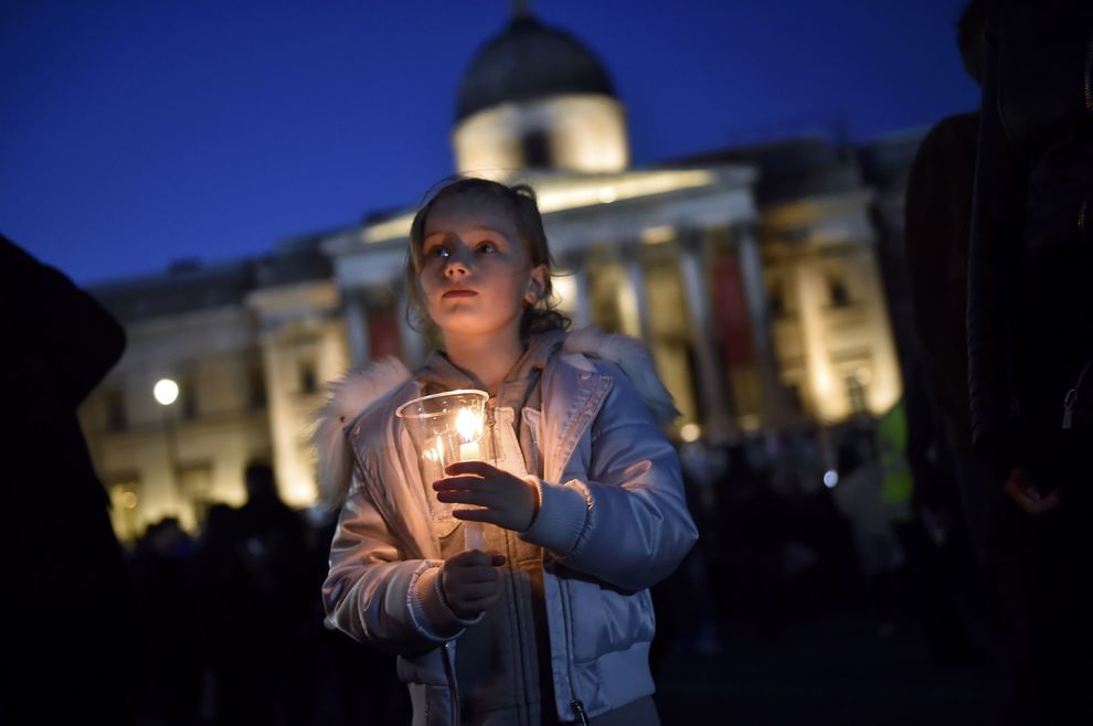 La gente enciende velas en la vigilia en Trafalgar Square al da...