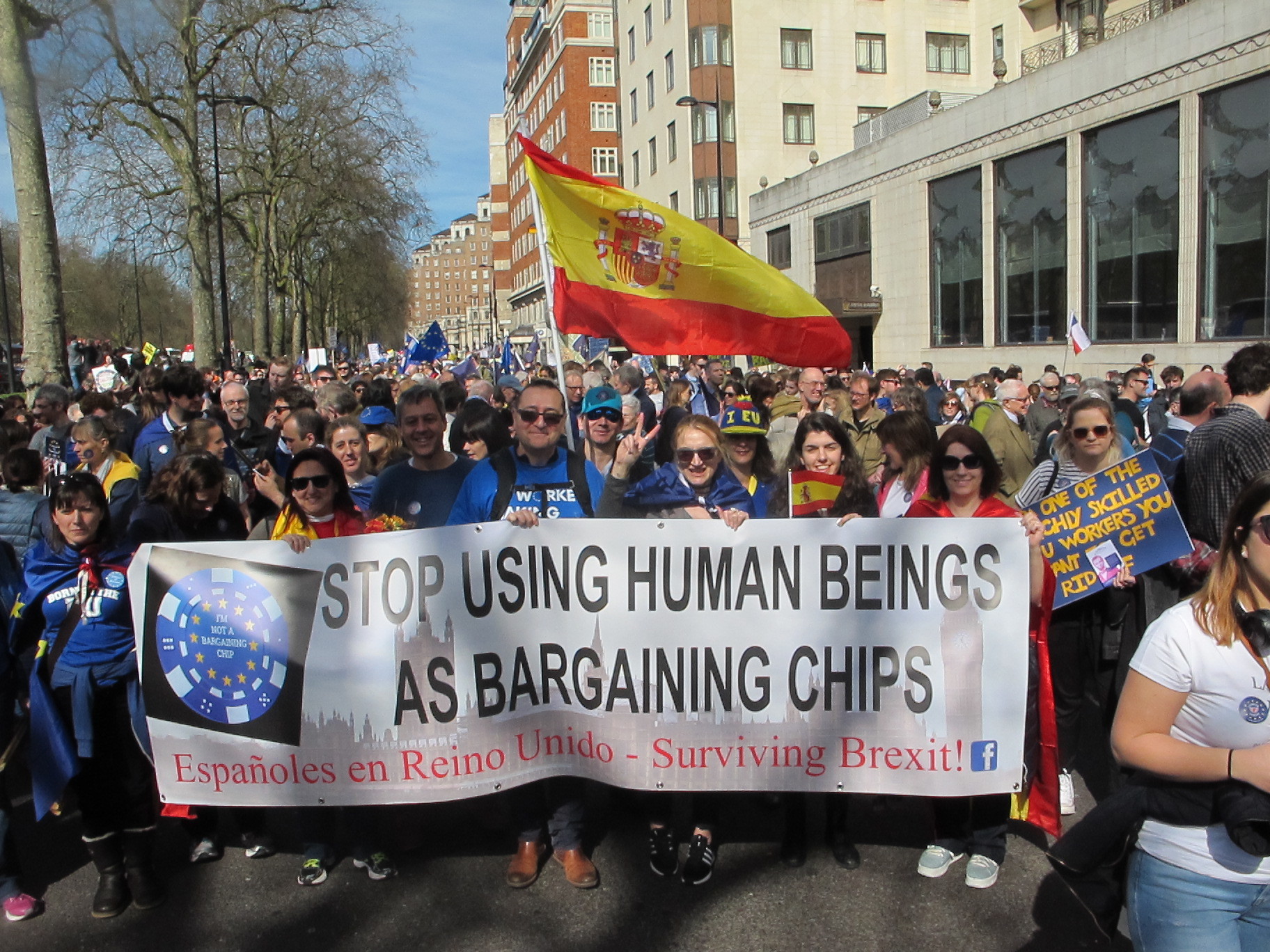 Un grupo de espaoles residentes en el Reino Unido se une a la manifestacin pro Europea en Londres.