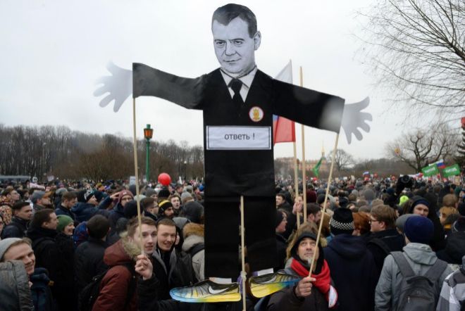 Simpatizantes de la oposicin al Gobierno con una figura ridiculizando al primer ministro ruso, Dimitri Medvedev, en San Petersburgo.