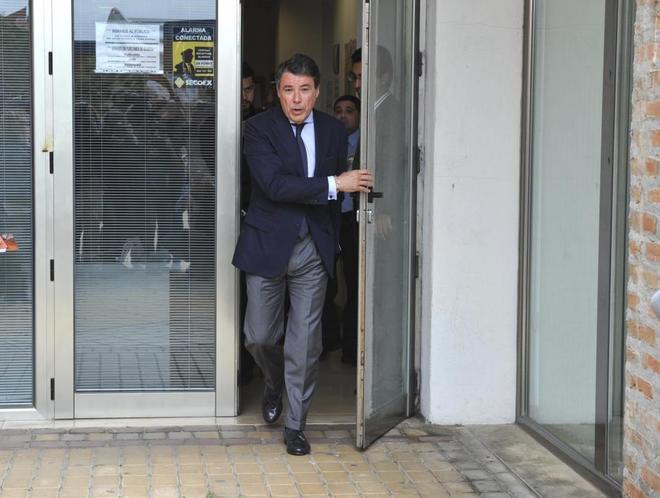 Ignacio Gnzalez a la salida del Juzgado de Mlaga en una de las...