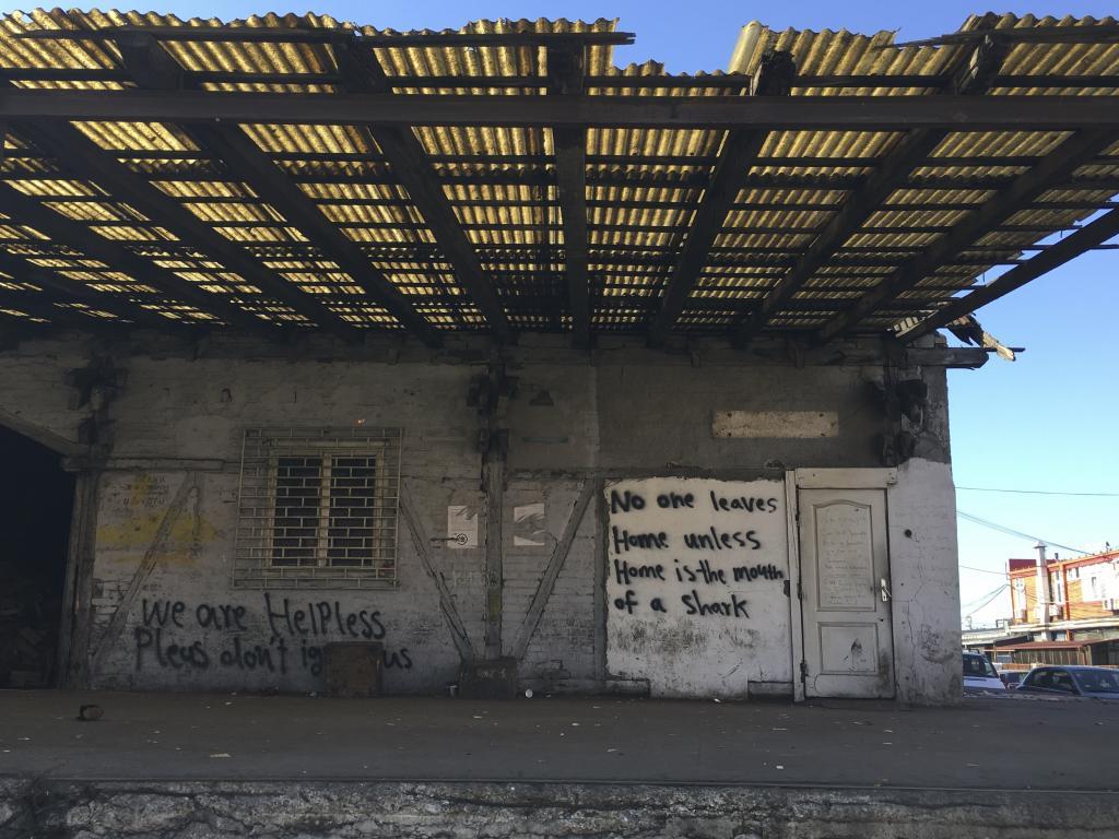 "Nadie deja su hogar, a noser que su hogar sea la boca del lobo", dice un grafiti en uno de los barracones.