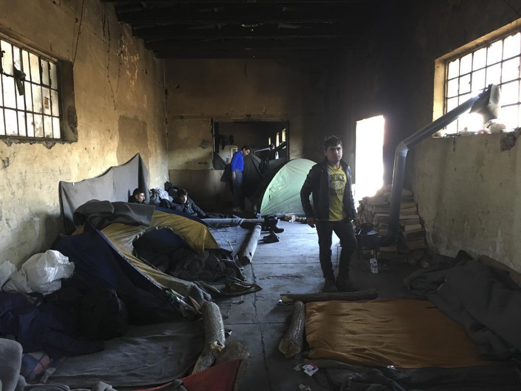 Interior de uno de los barracones en el que conviven cientos de refugiados en Belgrado.