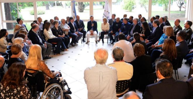 Mauricio Macri con ex combatientes y familiares de los soldados fallecidos en el 35 aniversario.