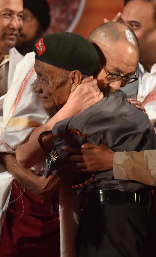 El lder espiritual de 81 aos, abrazando a un paramilitar indio retirado.