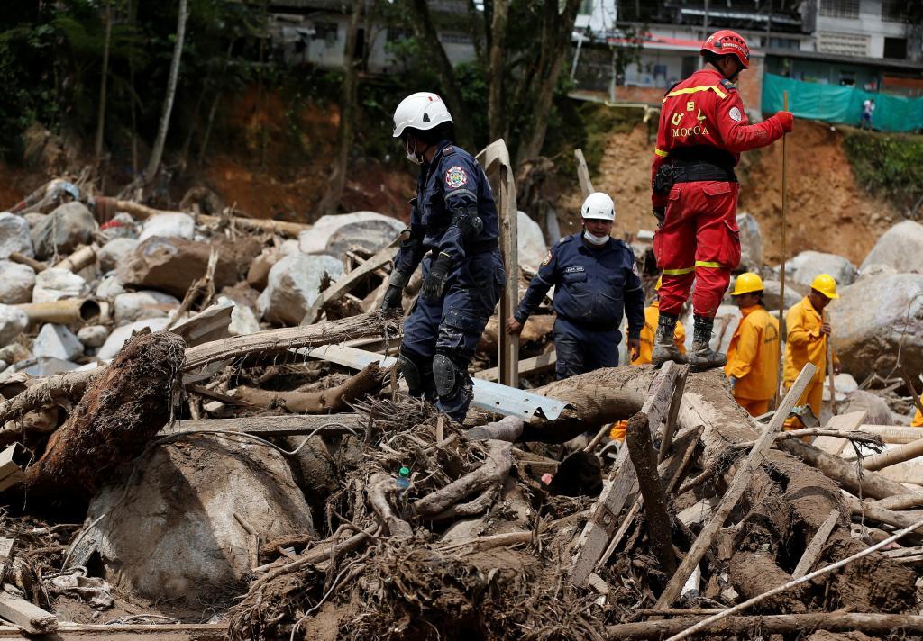 Los equipos de rescate buscan supervivientes entre los escombros de Mocoa.