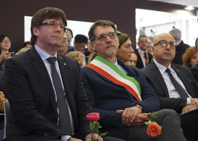 Carles Puigdemont, junto al alcalde de Bolonia, Virgini Merola, en la...