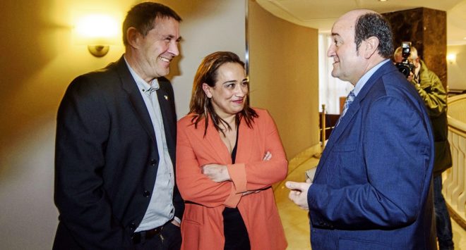 Arnaldo Otegi (Sortu), Rafaela Romero (PSE) y Andoni Ortuzar (PNV),...