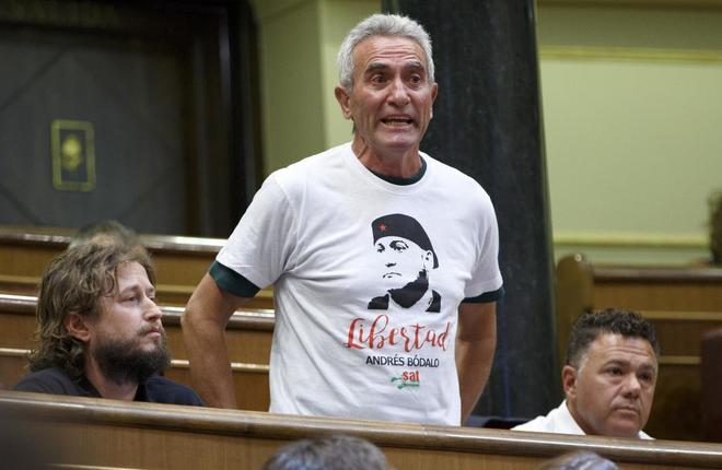 Diego Canamero, en el Congreso, con una camiseta pidiendo la libertad...