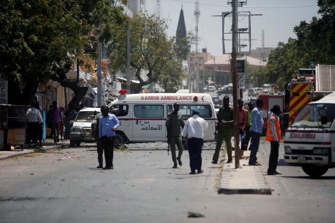 Momento de la llegada de ambulancias cerca de la escena del atentado de ayer, en Al Mukarama, barrio de Mogadiscio.