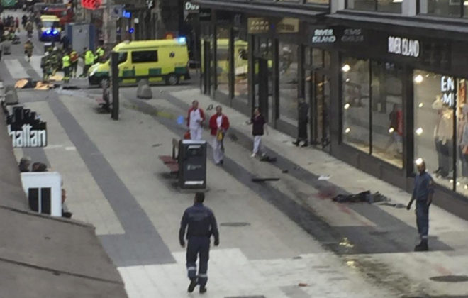 Vista de la calle donde un camin ha atropellado a varias personas y que se ha estrellado contra una tienda de la calle comercial de Drottninggatan, en Estocolmo.