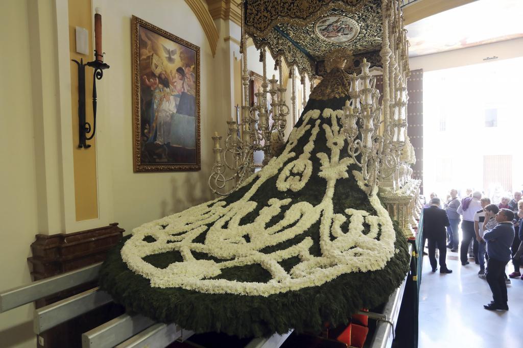 Vista del tradicional manto de flores que viste la Virgen de  las...
