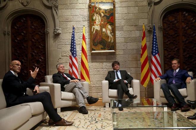 Carles Puigdemont y Ral Romeva, con los congresistas de EEUU que...