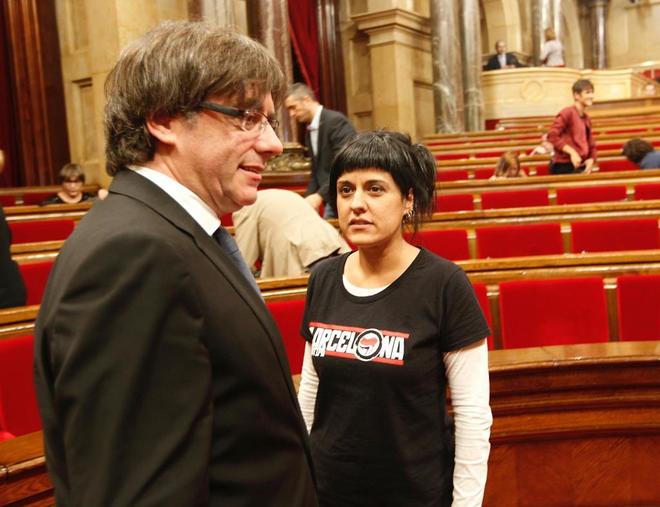 Puigdemont y Anna Gabriel charlan en el Parlament.