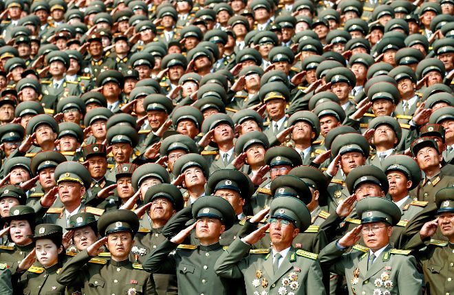 Soldados norcoreanos saludan durante el desfile militar de hoy en Pyongyang.