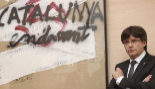 El presidente de la Generalitat, Carles Puigdemont, posando con un...