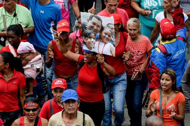 Una mujer alza una pancarta de Chvez durante una manifestacin en Caracas.