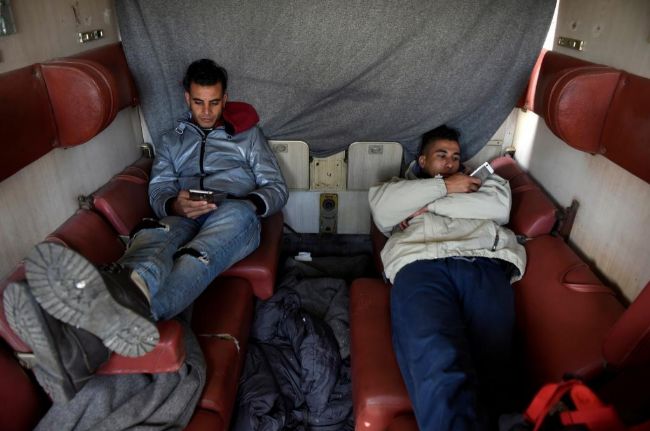 Dos adolescentes argelinos descansan en el interior de un coche-cama.