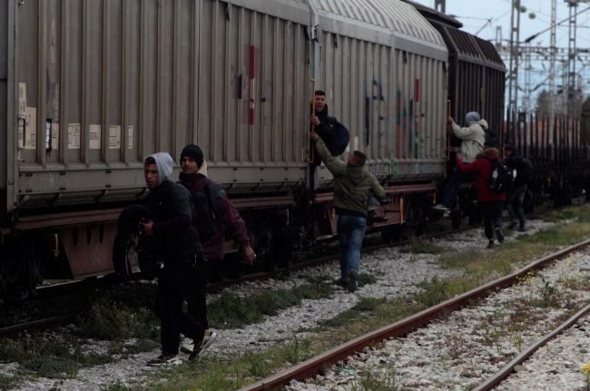 Inmigrantes magrebes intentan cruzar hasta Macedonia dentro de un tren de mercancas desde Tesalnica.