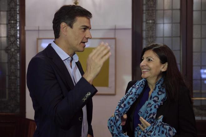 Pedro Snchez, este jueves, con Anne Hidalgo, alcaldesa de Pars.