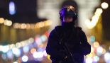 Miembros de la Polica francesa custodian la zona del tiroteo, en...