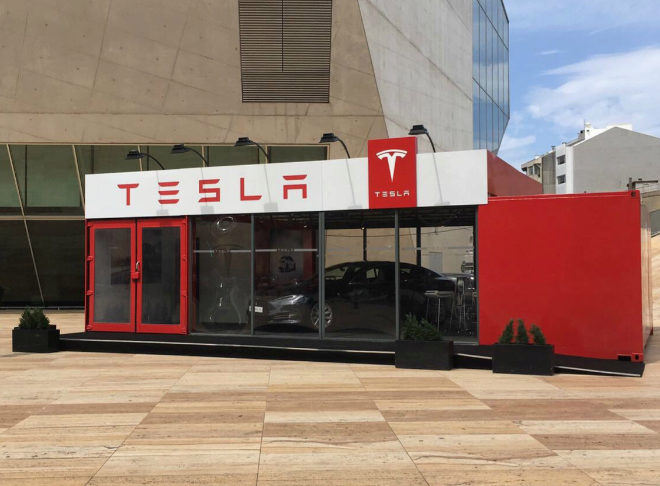 Imagen de la &apos;tienda itinerante&apos; de Tesla junto a la Casa da Musica en...