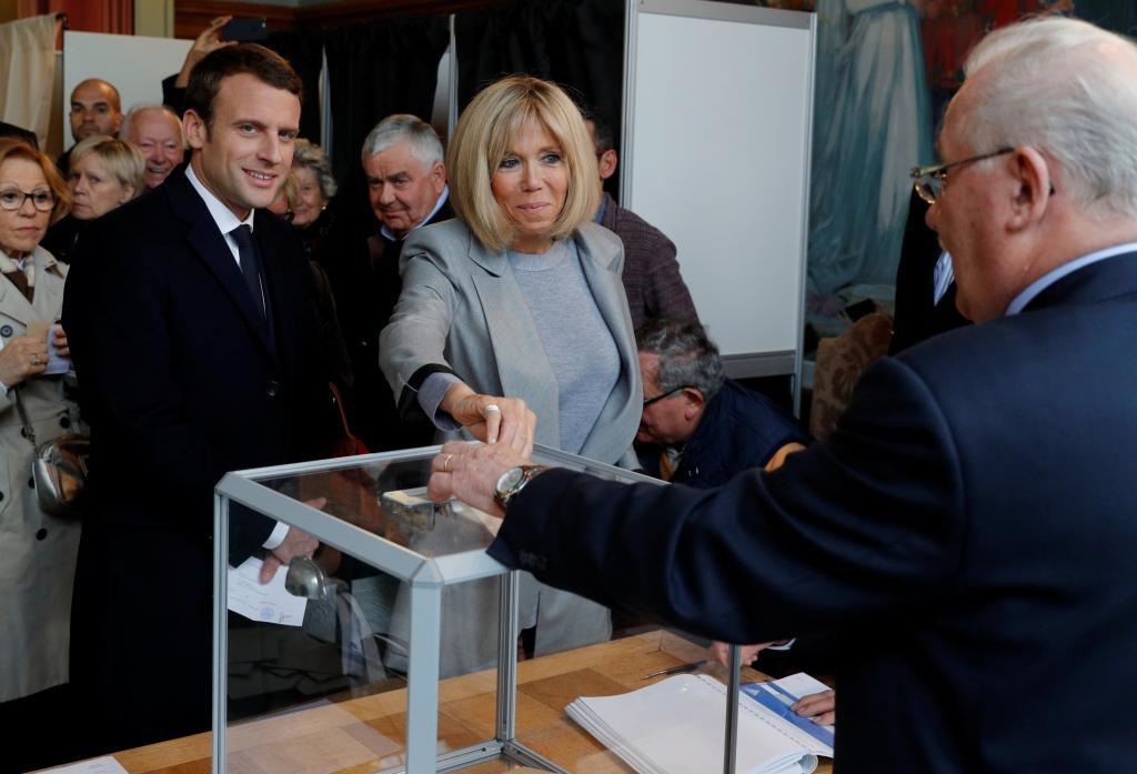 El ms joven de todos los candidatos, Emmanuel Macron, ha votado con...