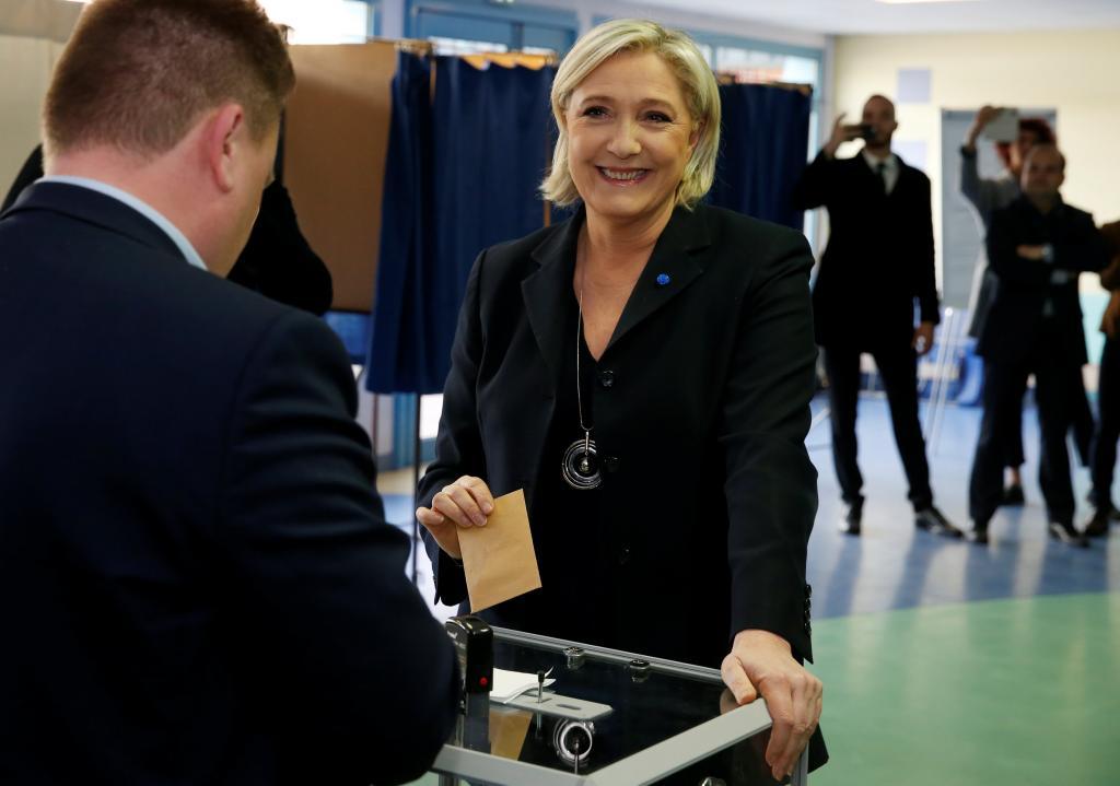 La candidata del Frente Nacional Marine Le Pen ha votado en...
