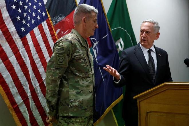 El secretario de Defensa de EEUU, James Mattis (dcha.) y el general John Nicholson, comandante de las fuerzas de EEUU en Afganistn Afghanistan, en una rueda de prensa en Kabul.