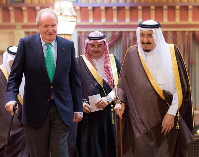 El Rey Juan Carlos, junto al monarca saudí Salma Bin Abdelaziz, hoy,...