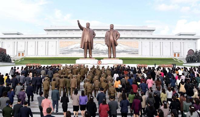 Una multitud de gente en el 85 aniversario de la fundacin del ejrcito norcoreano (KPA), este martes.