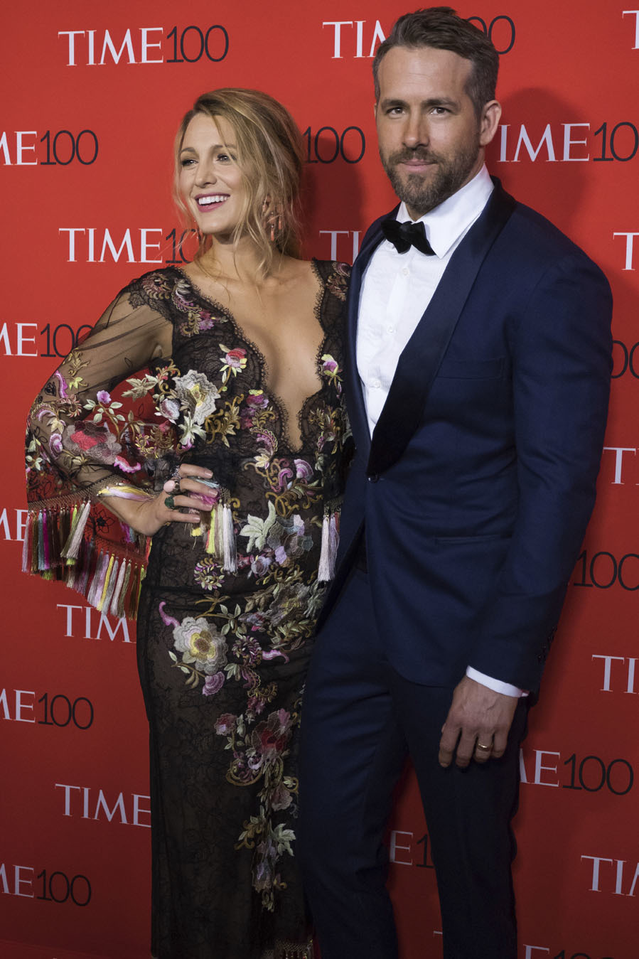 La actriz pos junto a su marido, Ryan Reynold, con un vestido de...
