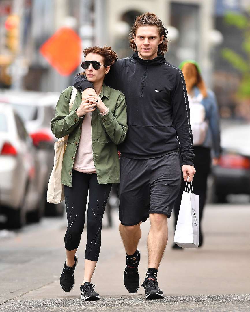 La actriz Emma Robert (26) y su novio el actor, Evan Peters (30), se...