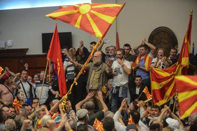 Manifestantes protestando dentro del Parlamento macedonio.