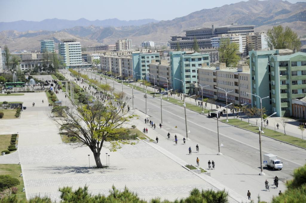 Las bicicletas, medio de locomocin mayoritario en Corea del Norte, ocupan las carreteras de Hamhung.