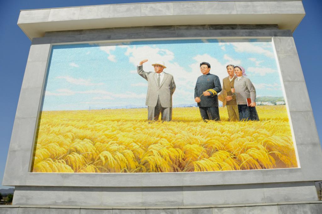 Un mural representa al presidente eterno, Kim Il Sung, y al Querido...