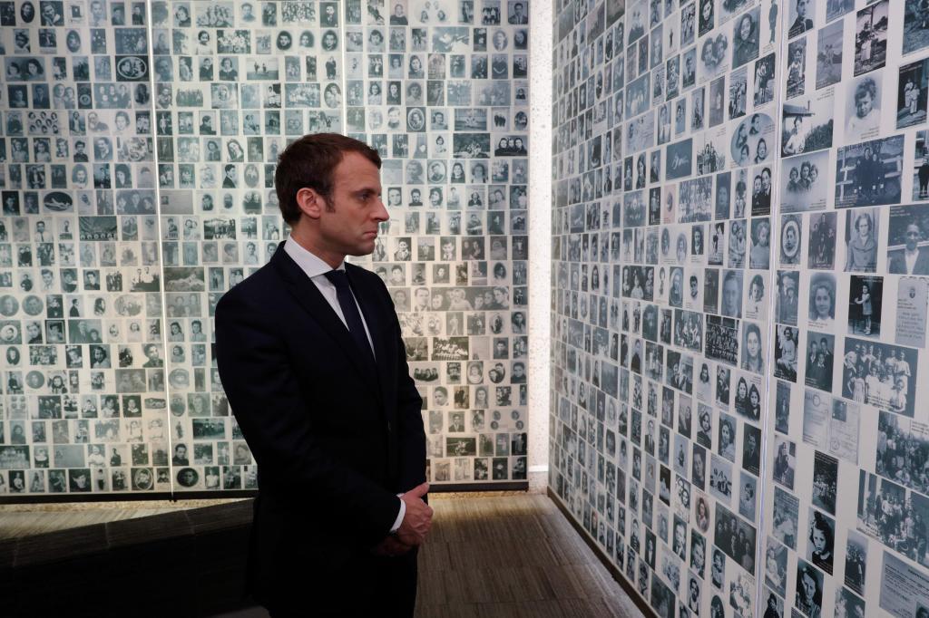 Macron observa fotografas de vctimas del Holocausto en el Memorial de la Shoah en Pars.