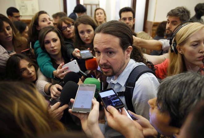 Pablo Iglesias atiende a los medios en el Congreso de los Diputados.