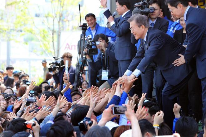 El candidato presidencial saluda a sus seguidores en un acto de campaña en Iksan.