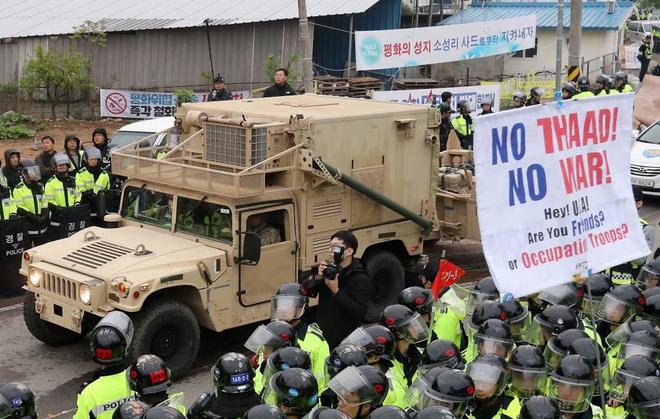 Un vehículo militar de EE.UU, parte del THAAD, llega a Seongju (Corea del Sur) entre protestas.