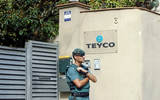 Un guardia civil a las puertas de Teyco, empresa de la familia...
