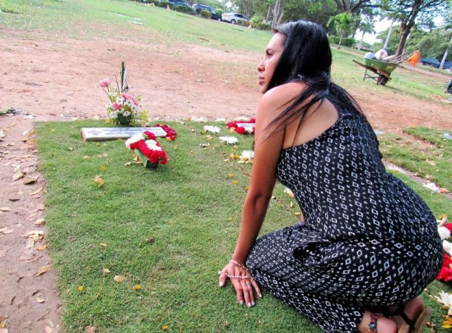 La madre de Maylen junto a la tumba de su hija en el cementerio de la Esperanza, en Cúcuta.