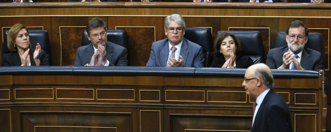 Mariano Rajoy y el resto del Gobierno aplauden al ministro de...