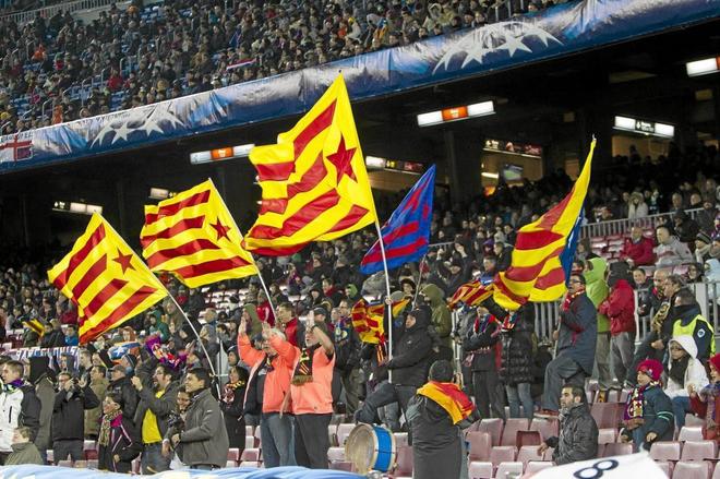 Aficionados del Bara ondean banderas esteladas en un partido de Liga...