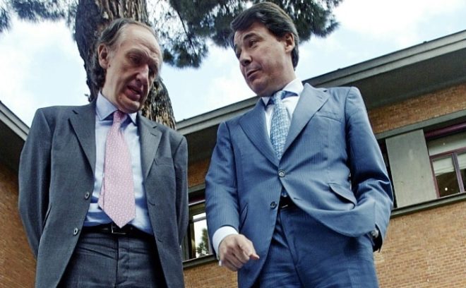 Ildefonso de Miguel (a la izquierda), junto a Ignacio Gonzlez en un...